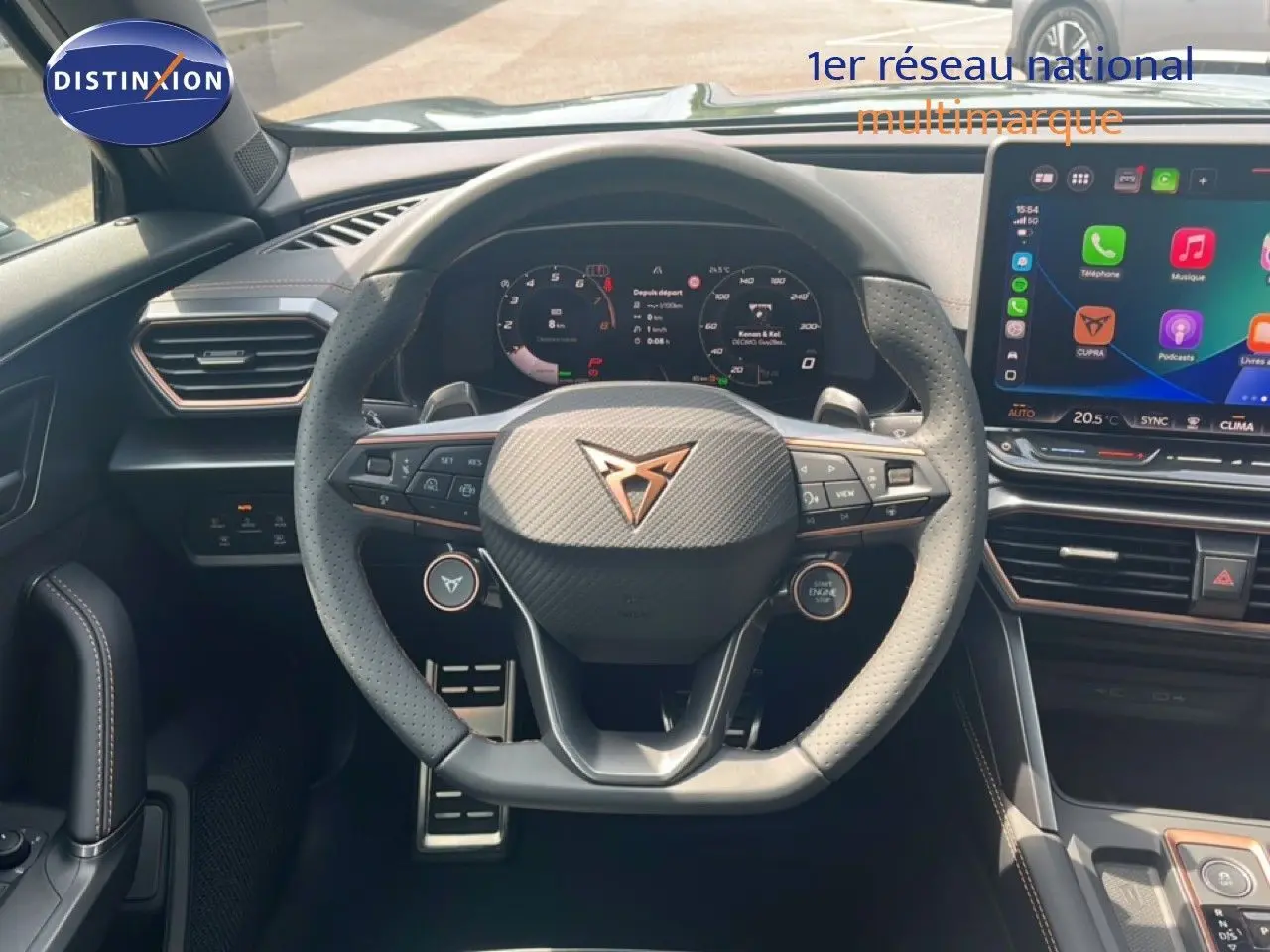 Vue intérieure centrée sur le volant CUPRA Formentor 1.5 eTSI, tableau de bord numérique et écran tactile couleur.