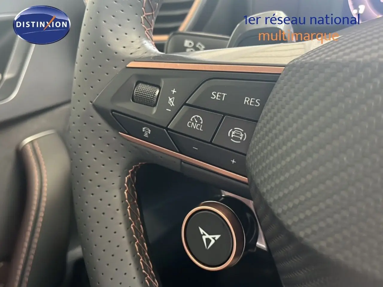 Gros plan sur le volant perforé noir avec surpiqûres cuivre et commandes multifonctions du CUPRA Formentor 2026.