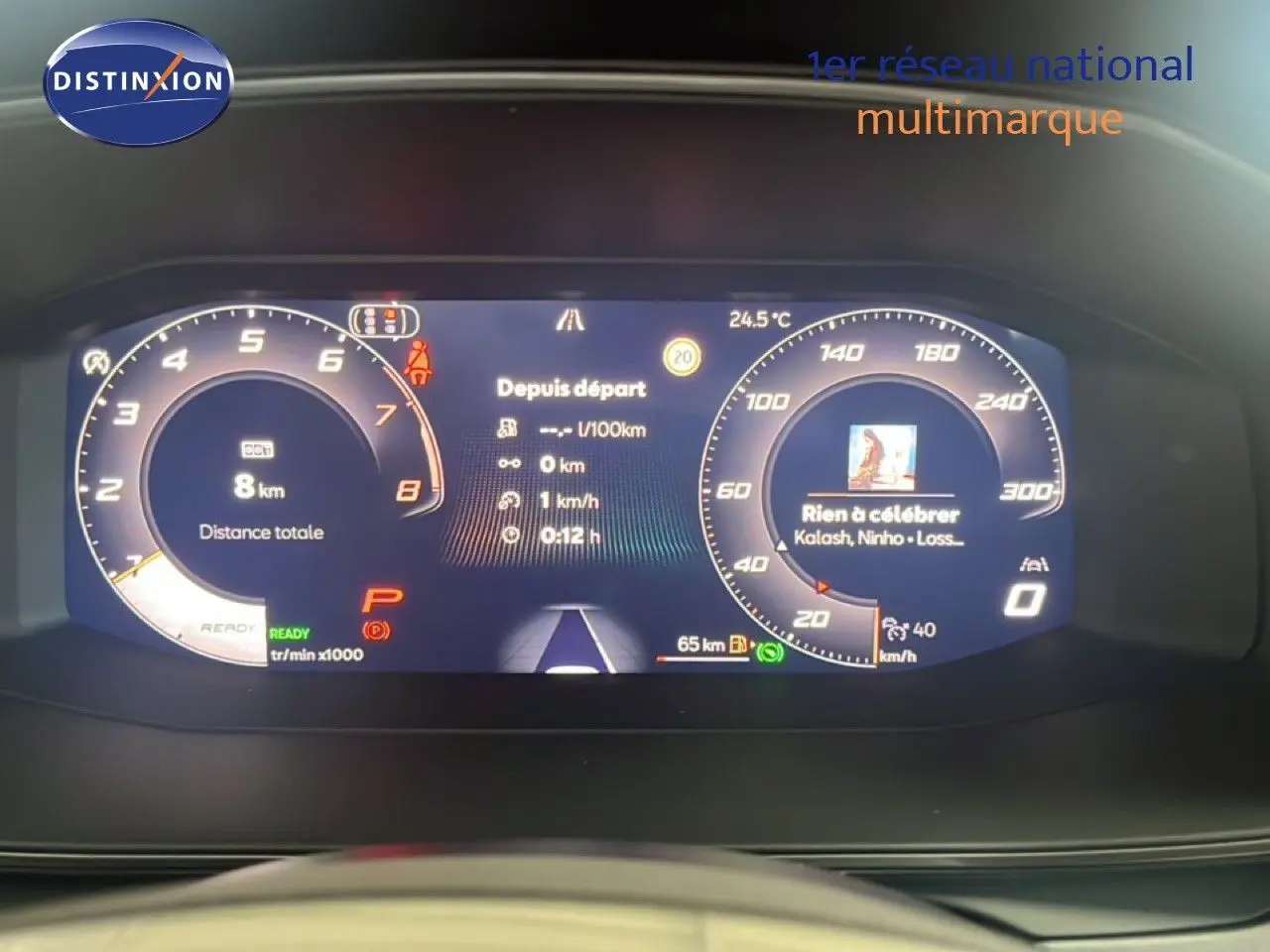 Tableau de bord numérique de la CUPRA Formentor 1.5 eTSI 150CH DSG7 affichant la vitesse, la distance et la musique en cours.