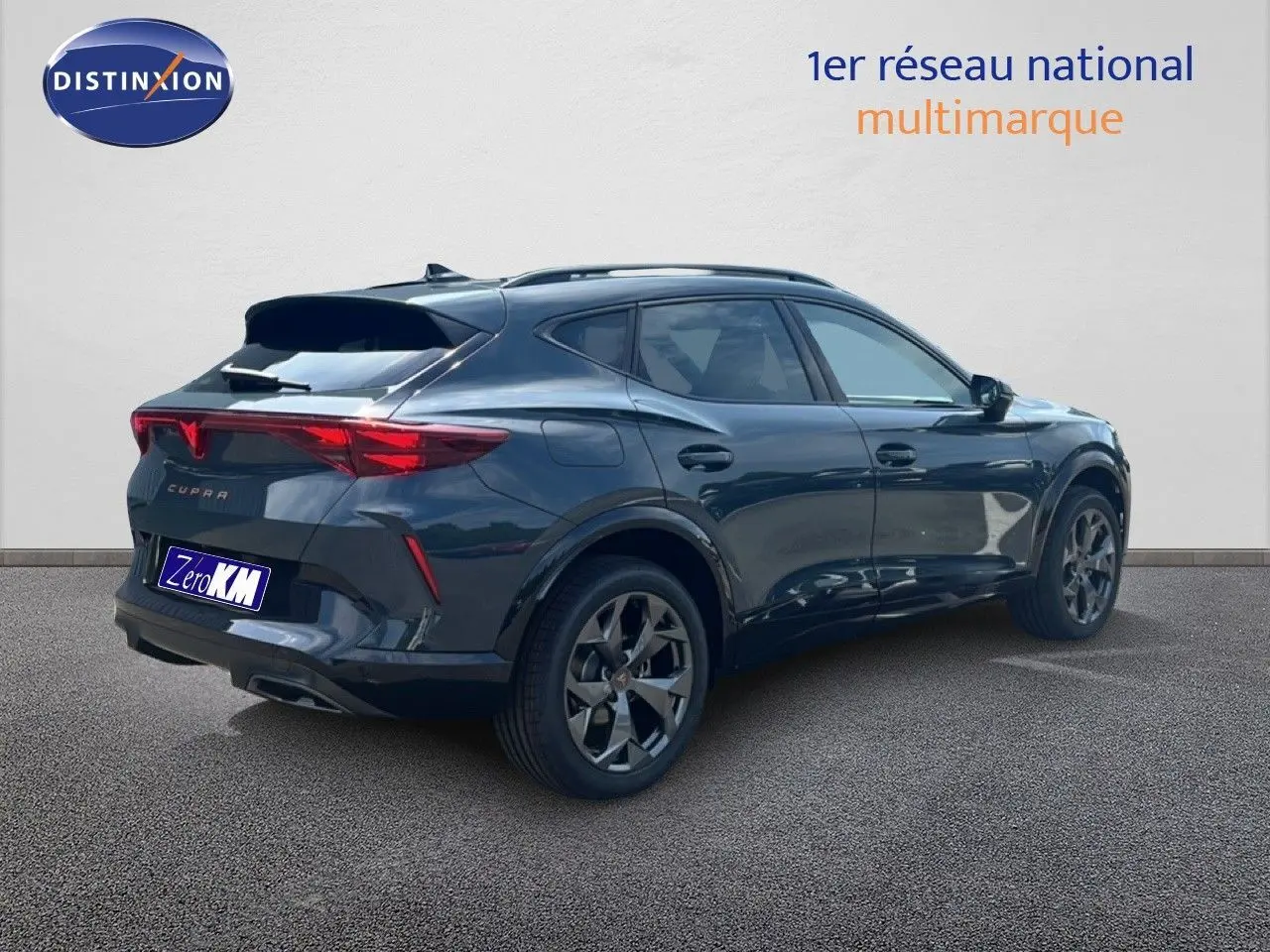 Vue 3/4 arrière droite d'un CUPRA Formentor bleu Fjord métal avec jantes noires et feux arrière LED distinctifs.