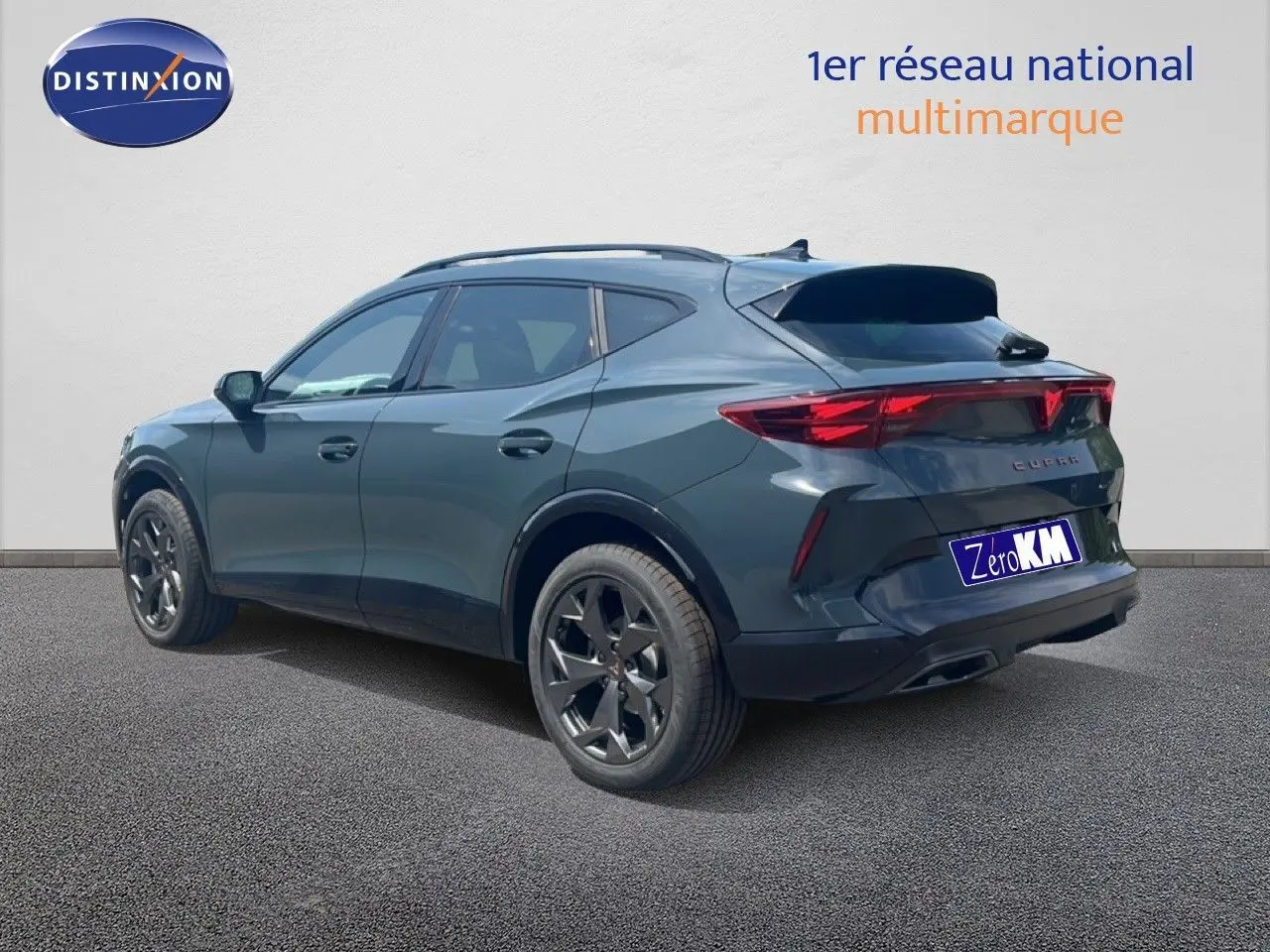 Vue 3/4 arrière droite d'une CUPRA Formentor 1.5 eTSI 150CH DSG7 bleu Fjord métal avec jantes noires.