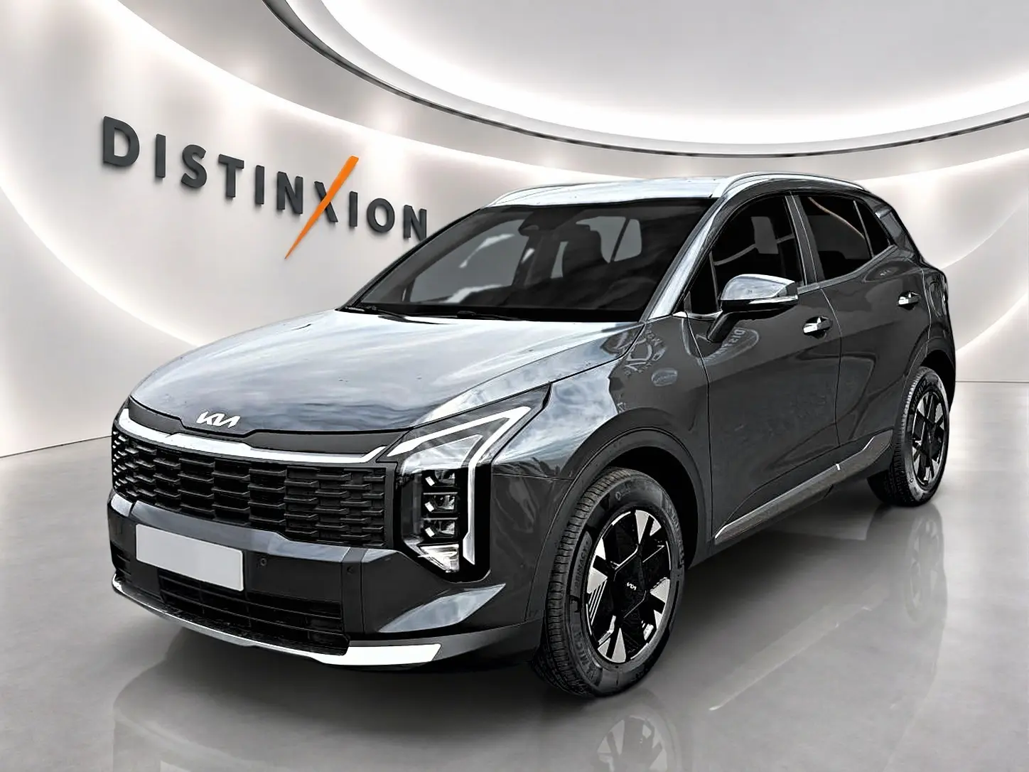 KIA Sportage 1.6 hybride gris eclipse en 3/4 avant droit, avec calandre noire et jantes alu distinctives.