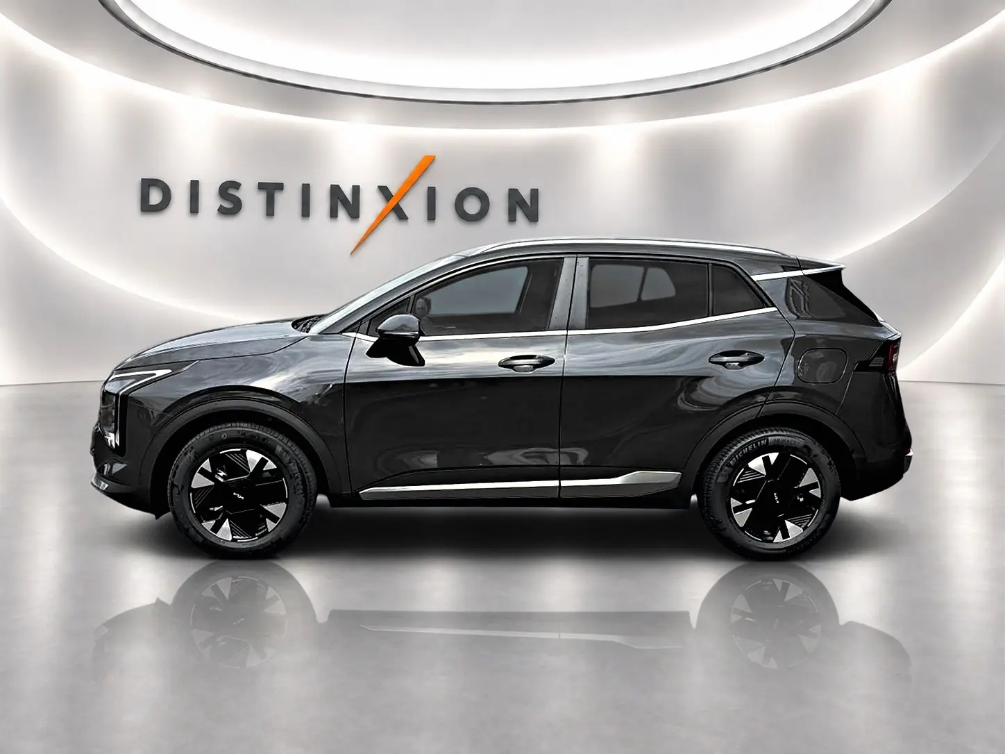 Profil droit du KIA SPORTAGE 1.6 hybride 239 gris eclipse avec jantes noires et détails chromés, en studio lumineux.