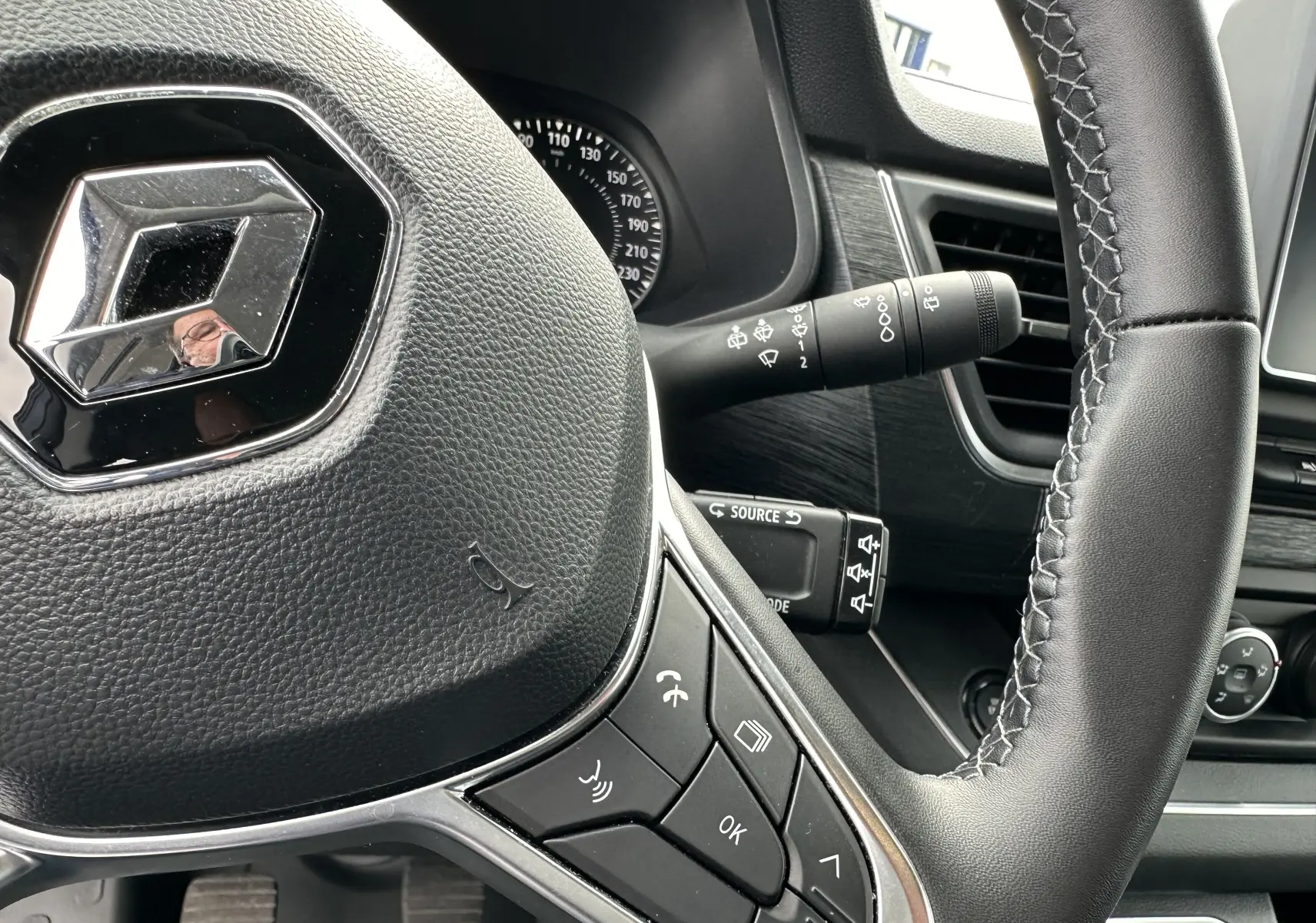 Gros plan sur le volant en cuir noir du Renault Trafic Combi 2023 avec commandes intégrées et tableau de bord partiel.