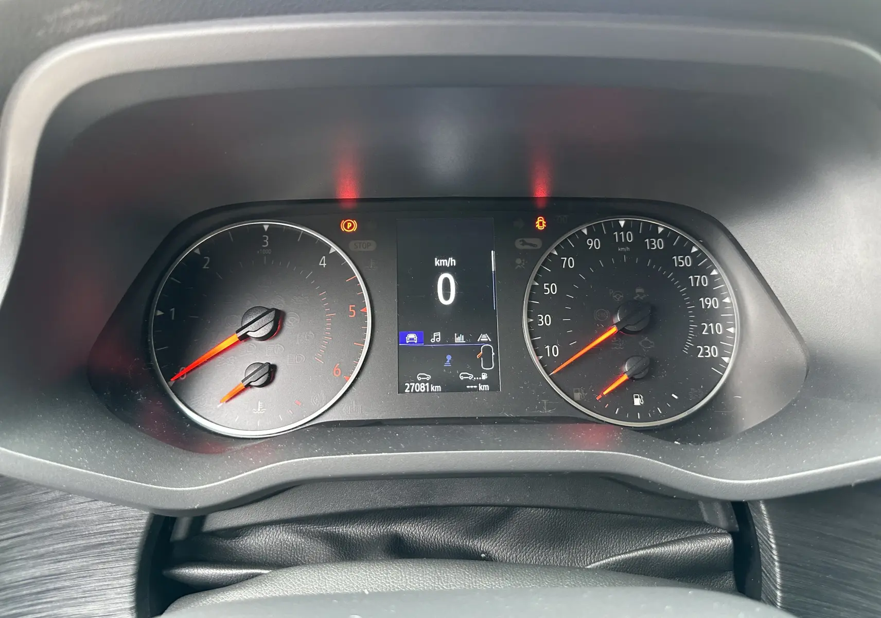 Vue rapprochée du tableau de bord du Renault Trafic Combi gris comète, affichant le compteur à zéro et 27081 km.