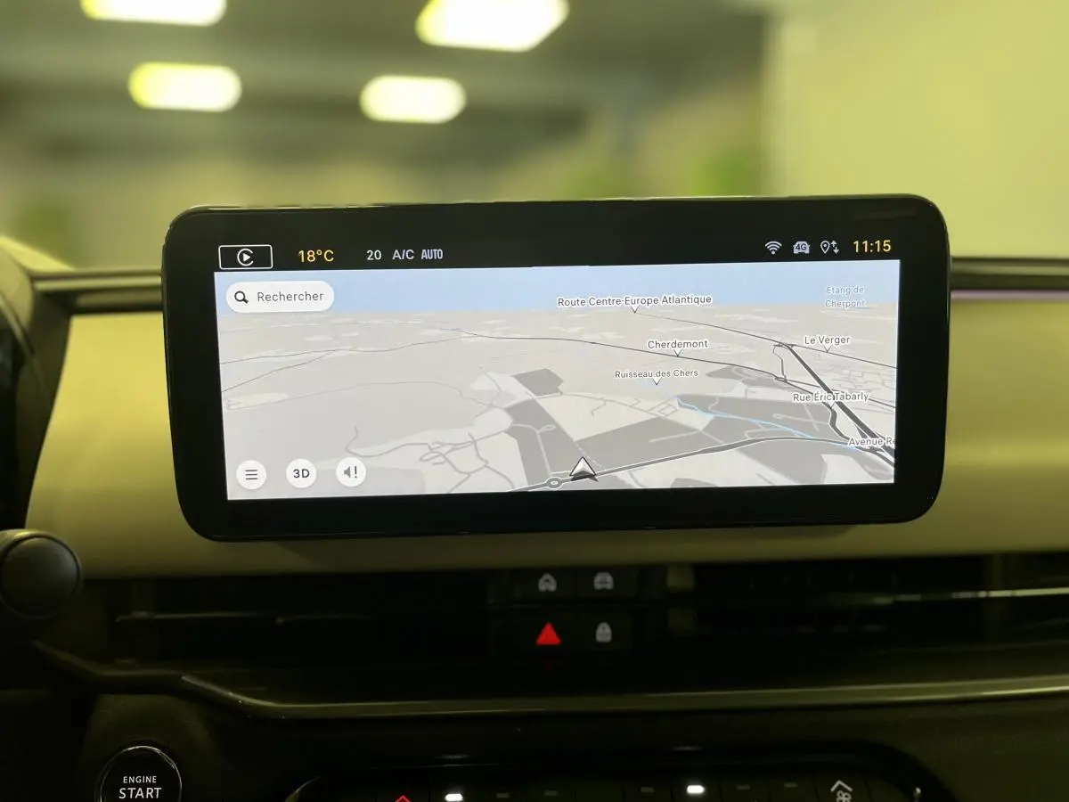 Écran tactile central affichant la navigation dans l’habitacle ivoire d’une Fiat 600 1.2 Hybrid 2024