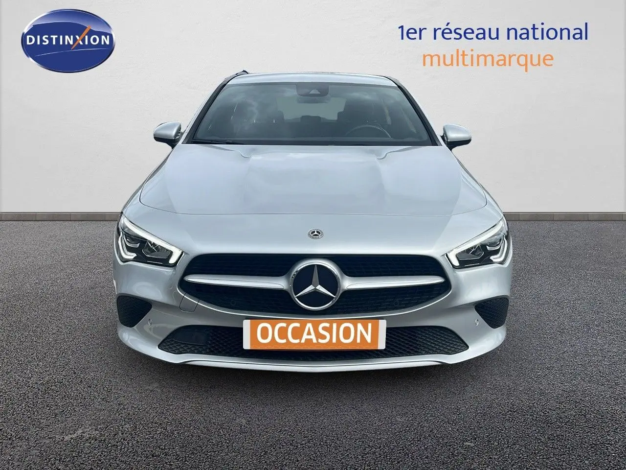 Vue de face d'une Mercedes Classe CLA Shooting Brake argent iridium, avec calandre et phares LED distinctifs.