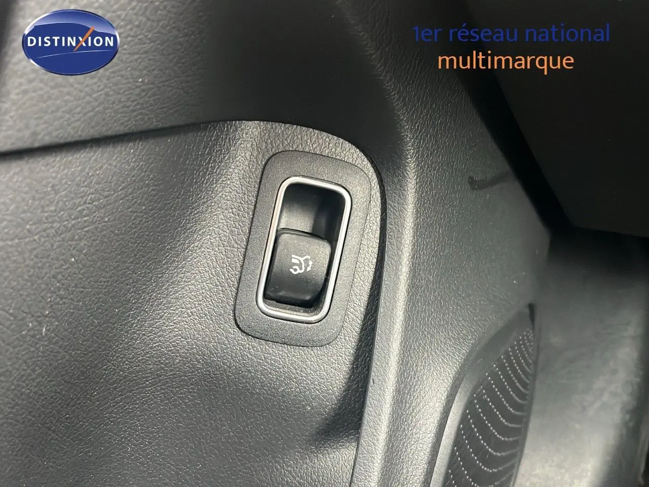 Gros plan sur le bouton d'ouverture électrique du hayon dans l'habitacle d'une Mercedes CLA Shooting Brake argent iridium.