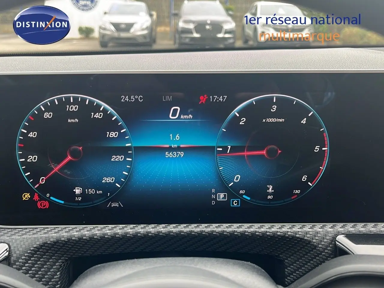 Tableau de bord numérique de Mercedes CLA Shooting Brake 180 diesel, affichage vitesse et compte-tours en gros plan.