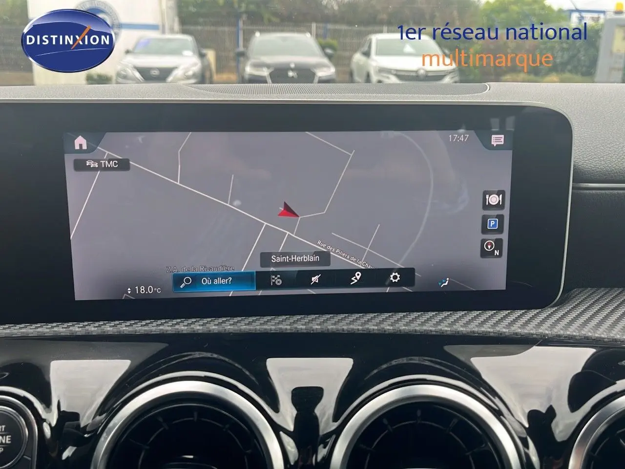 Écran de navigation intérieur d'une Mercedes CLA Shooting Brake 180 argent, avec détails de la console centrale.