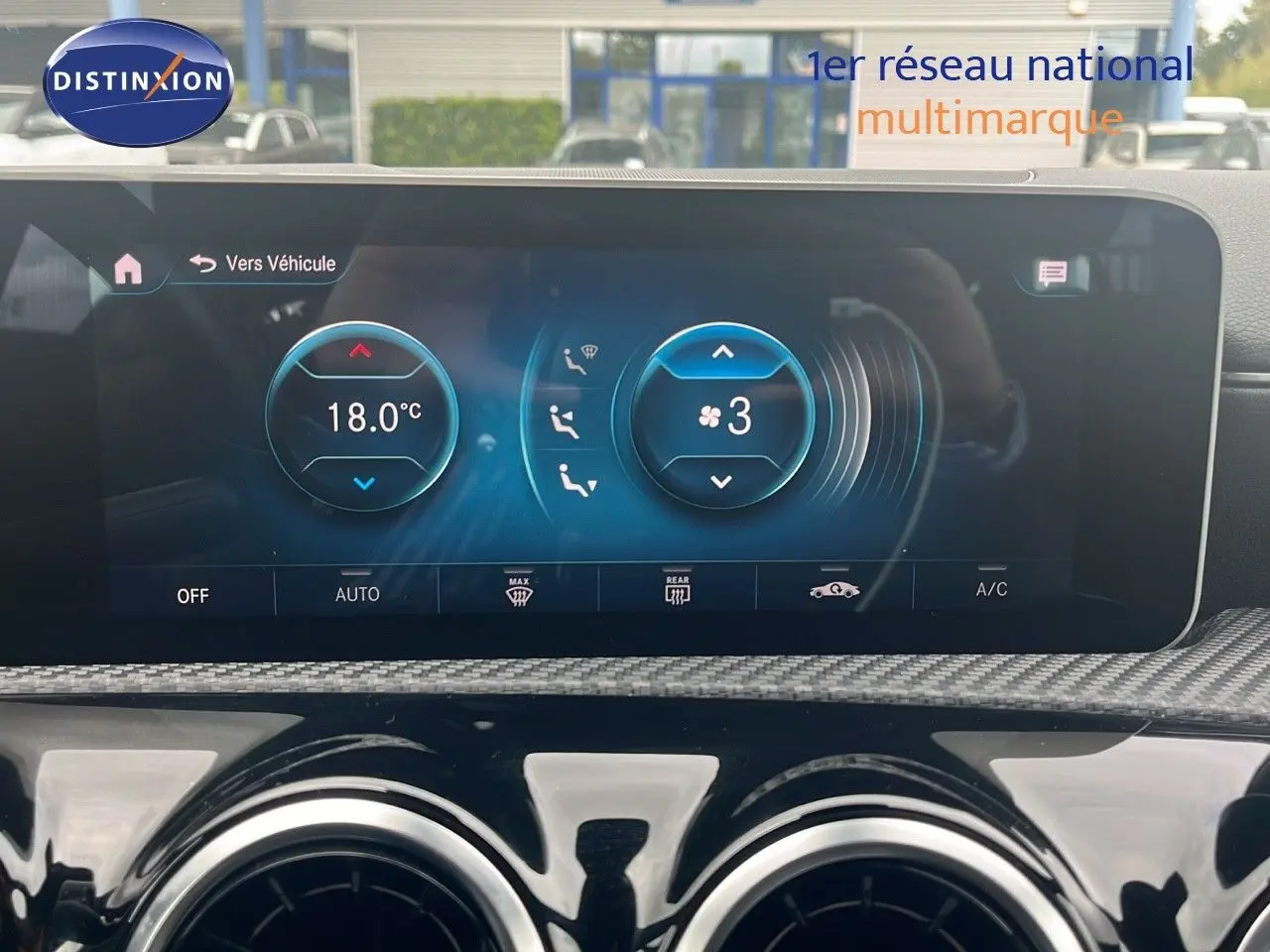 Vue rapprochée de l'écran tactile et des aérateurs ronds du tableau de bord d'une Mercedes CLA Shooting Brake argent iridium.