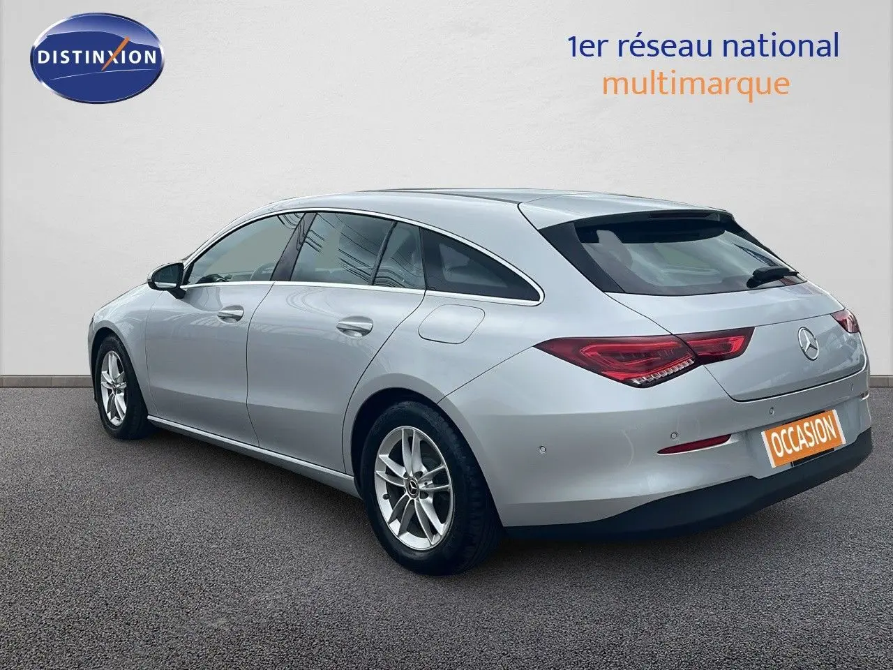 Mercedes Classe CLA Shooting Brake argent iridium métal vue 3/4 arrière droit sur fond neutre.