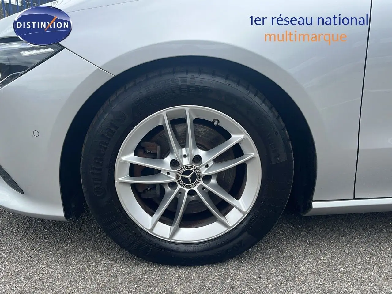 Gros plan sur la roue avant gauche argentée d'une Mercedes Classe CLA Shooting Brake 180 Diesel 2020.