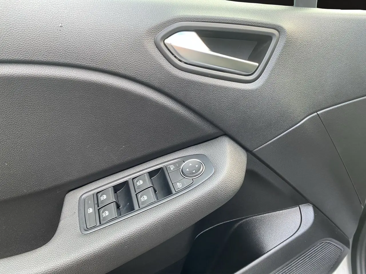 Panneau de porte avant gauche de Renault Clio V gris Highland avec commandes électriques des vitres et rétroviseurs.