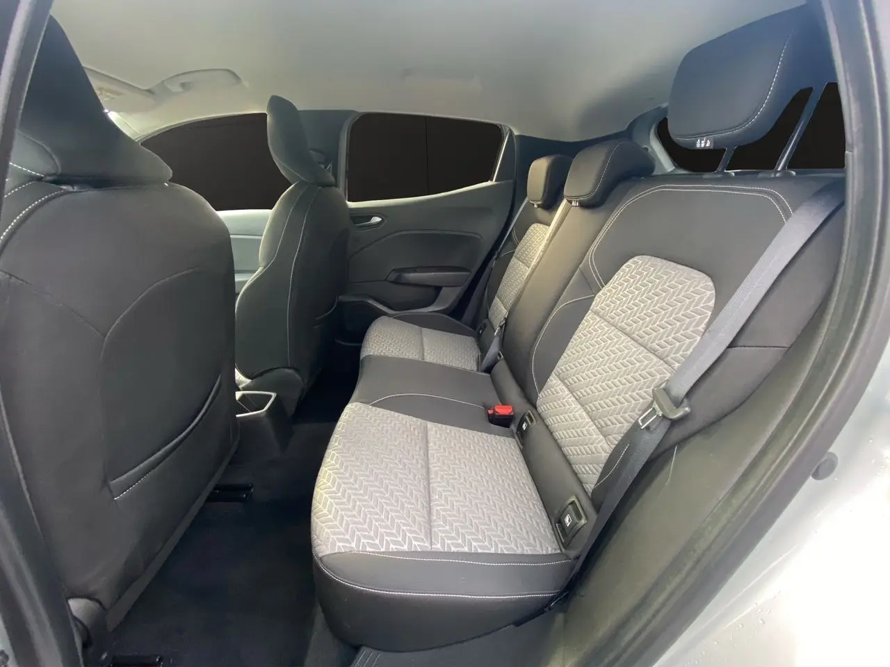 Vue intérieure côté droit des sièges arrière gris clair et noir de la Renault Clio V TCE 90 Evolution 2023.