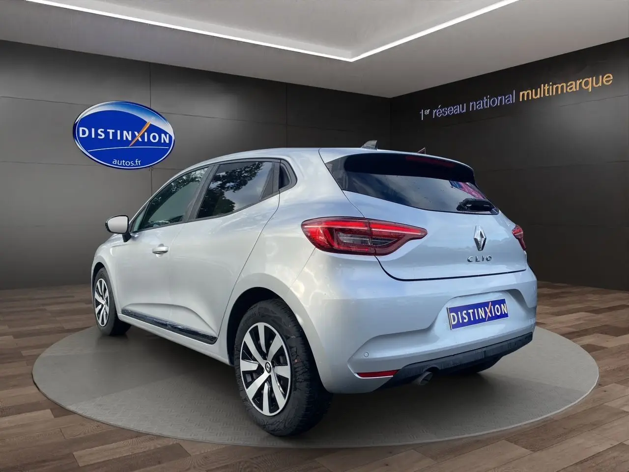 Vue 3/4 arrière droite d'une Renault Clio V gris Highland avec vitres arrière surteintées et feux LED signature en C