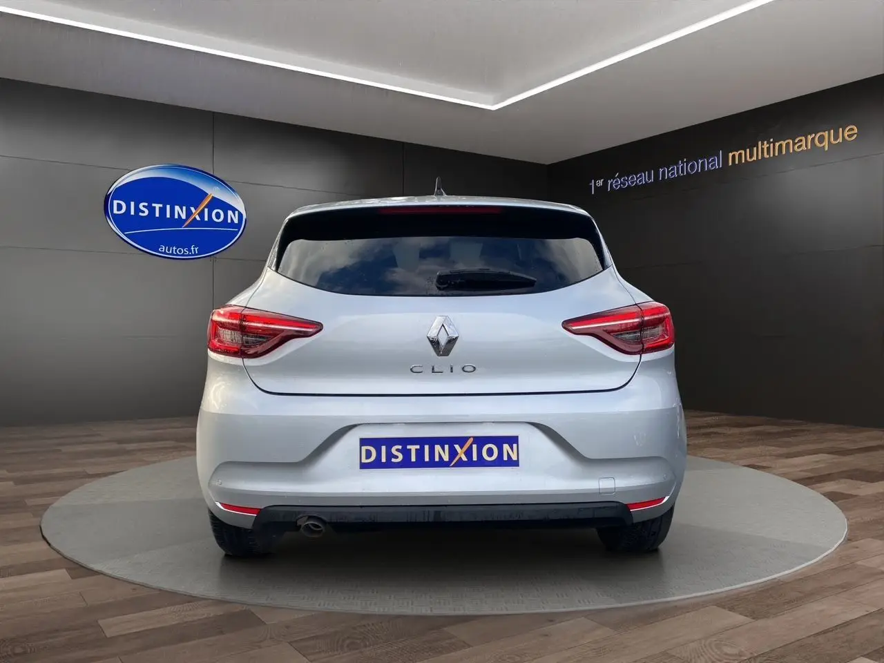 Vue arrière de la Renault Clio V gris Highland avec vitres arrière surteintées et feux LED signature en C