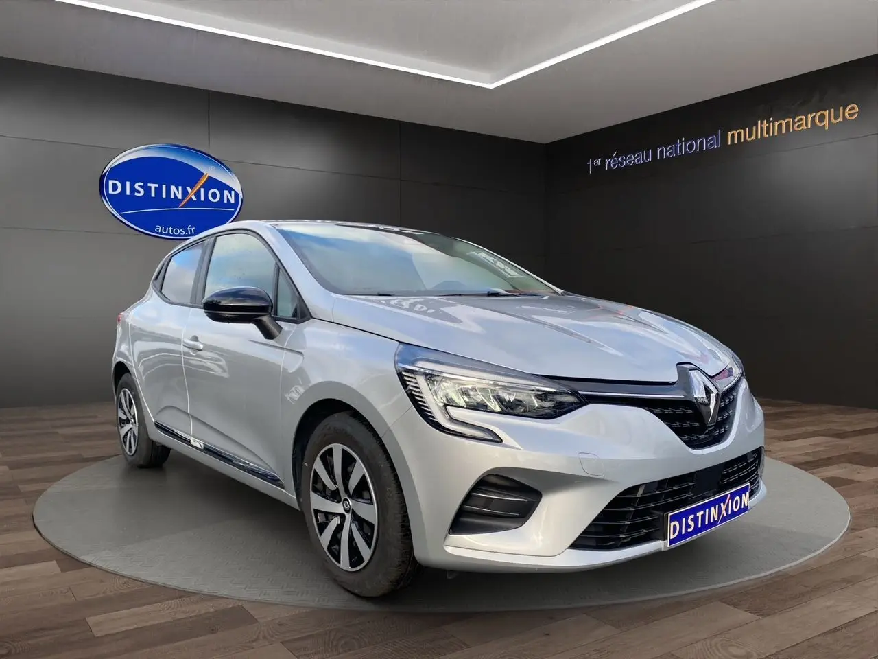 Renault Clio V TCE 90 Evolution gris Highland vue 3/4 avant avec projecteurs Full LED et vitres arrière surteintées