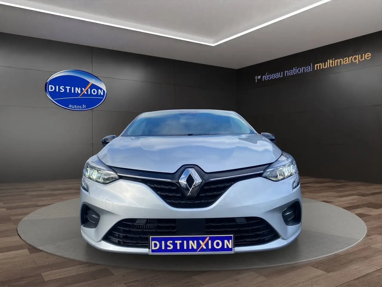 Vue frontale d'une Renault Clio V TCE 90 Evolution gris Highland avec projecteurs Full LED et calandre noire.