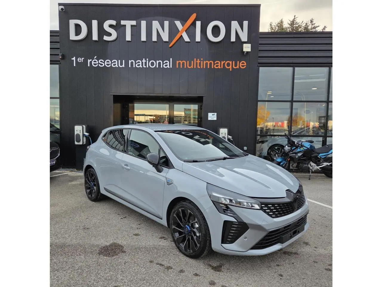 Renault Clio V hybride gris Rafale vue 3/4 avant droit avec jantes noires et calandre noire brillante