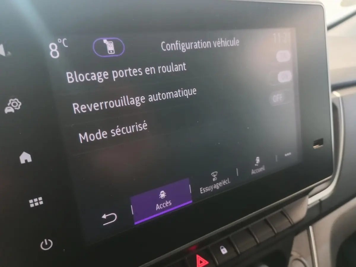 Écran tactile central du tableau de bord du Renault Trafic Fourgon blanc, affichant les options de configuration véhicule.