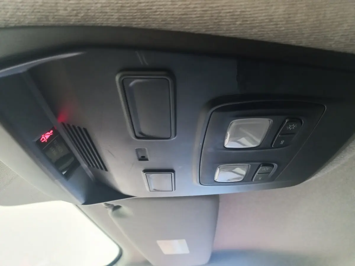 Plafonnier intérieur avec commandes d’éclairage et témoin de ceinture, Renault Trafic Fourgon blanc, vue vers le haut.