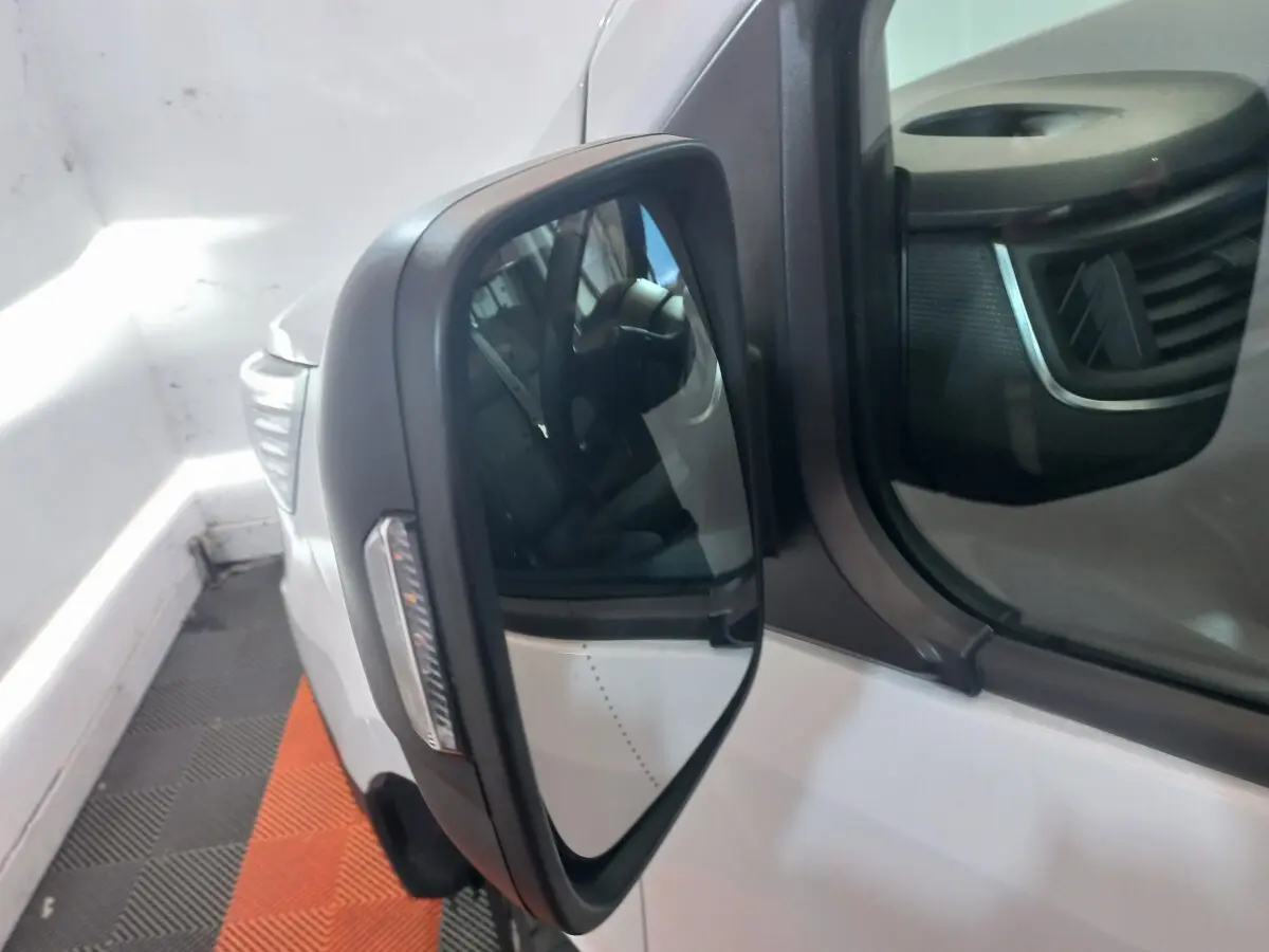 Gros plan sur le rétroviseur droit du Renault Trafic Fourgon blanc, avec clignotant intégré visible.