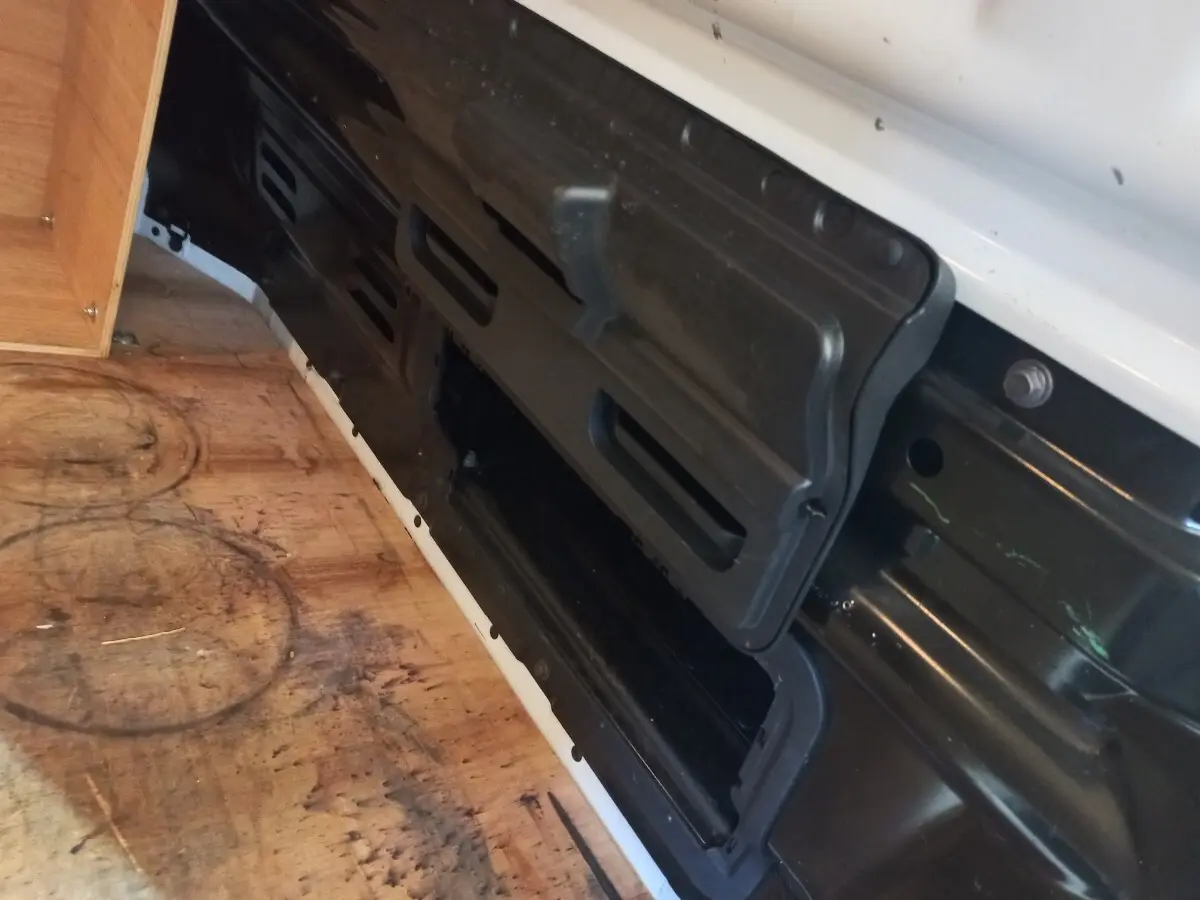 Vue intérieure du coffre du Renault Trafic Fourgon blanc 2022, montrant la trappe de chargement ouverte sur la cloison.