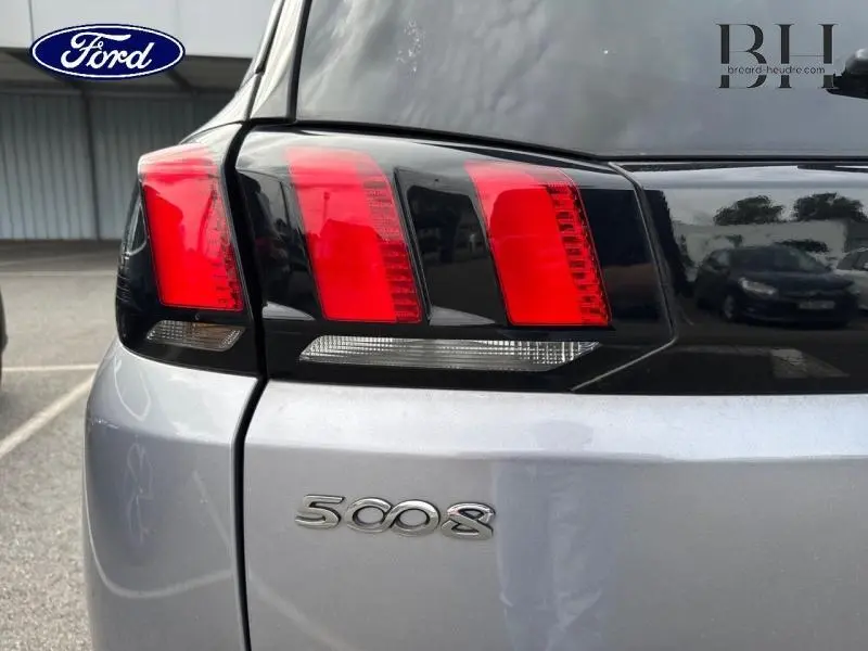 Gros plan sur le feu arrière droit et le logo 5008 d’un Peugeot 5008 gris Artense, version 2020.