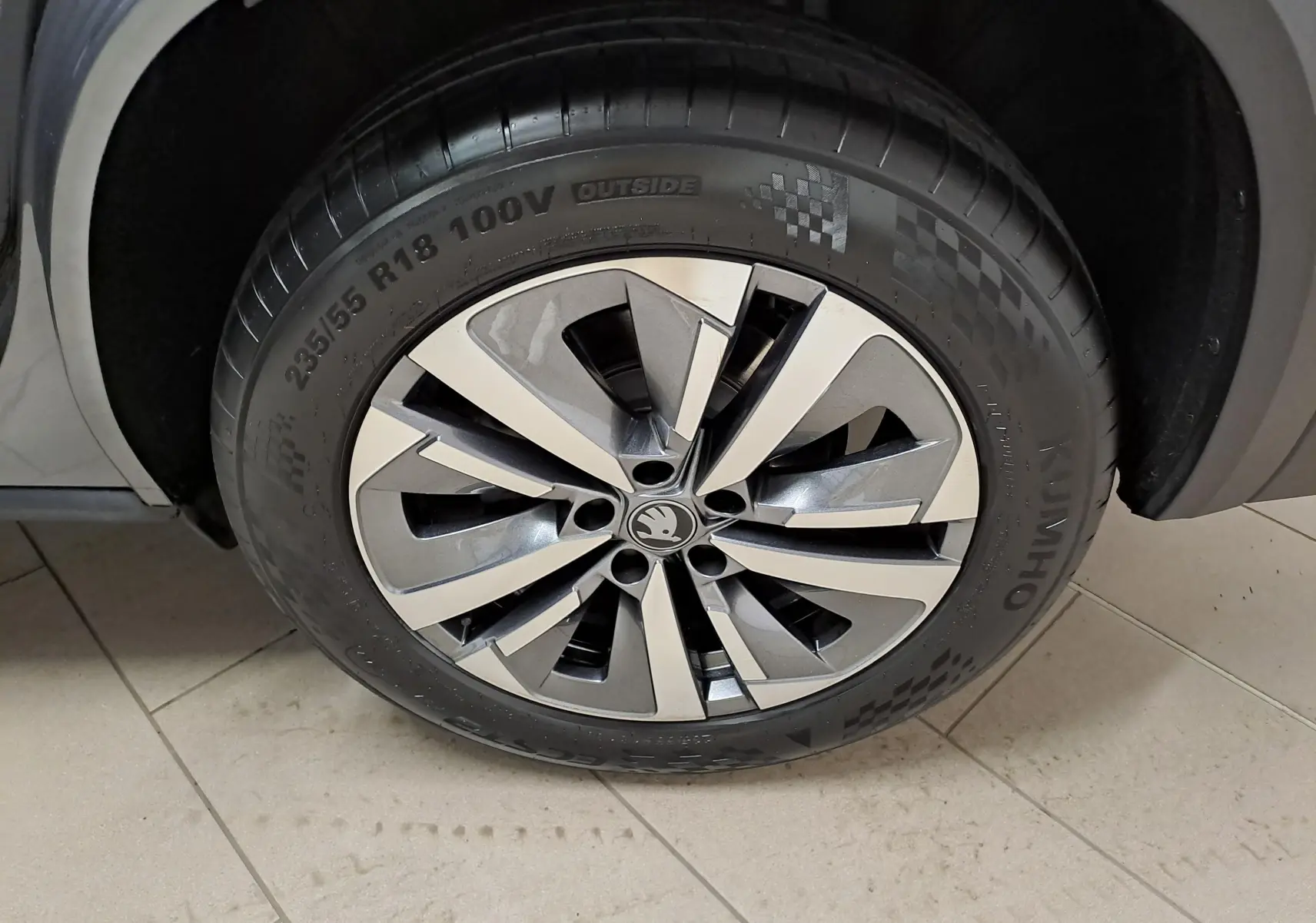 Gros plan sur la jante alliage 18'' Soira anthracite du Skoda Kodiaq gris graphite, avec pneu 235/55 R18 visible.