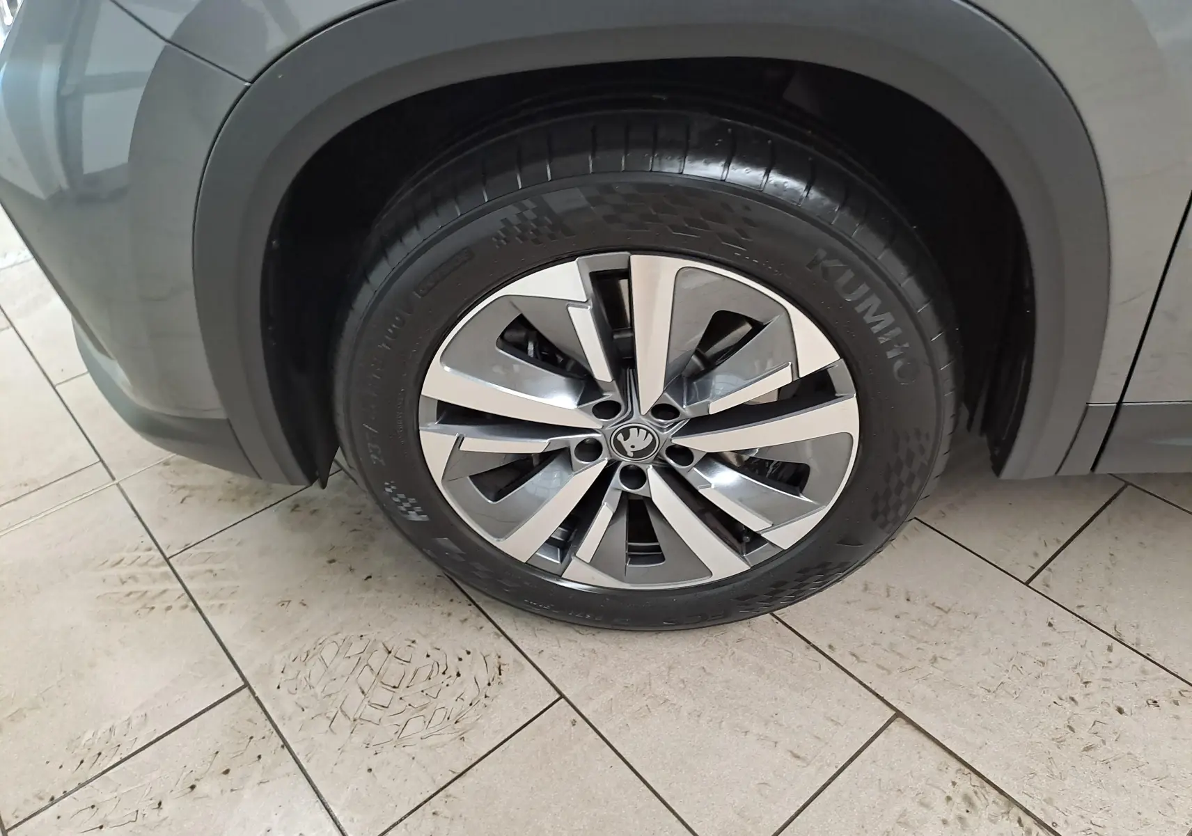 Gros plan sur la jante alliage 18'' Soira anthracite du côté avant droit du Skoda Kodiaq gris graphite 2025.