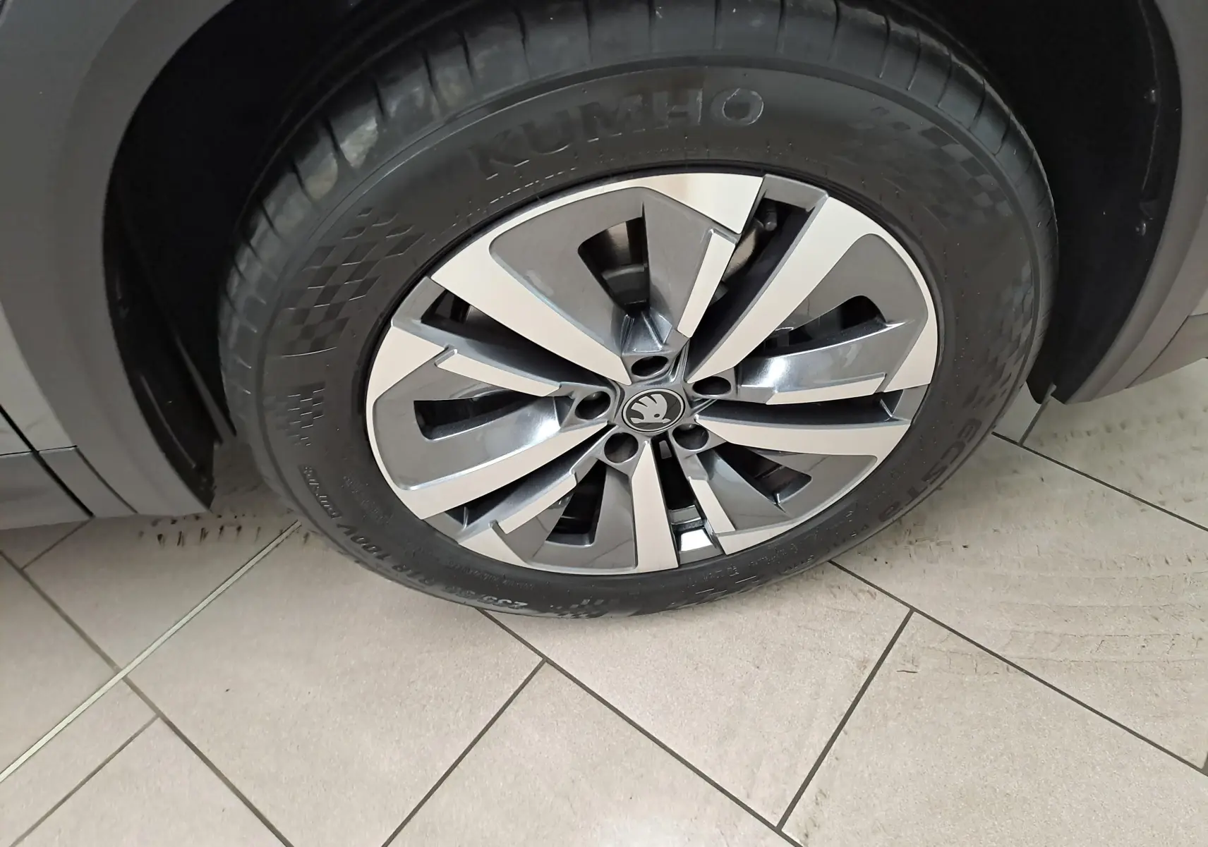 Gros plan sur la jante alliage 18'' Soira anthracite du Skoda Kodiaq Gris Graphite, pneu Kumho visible.