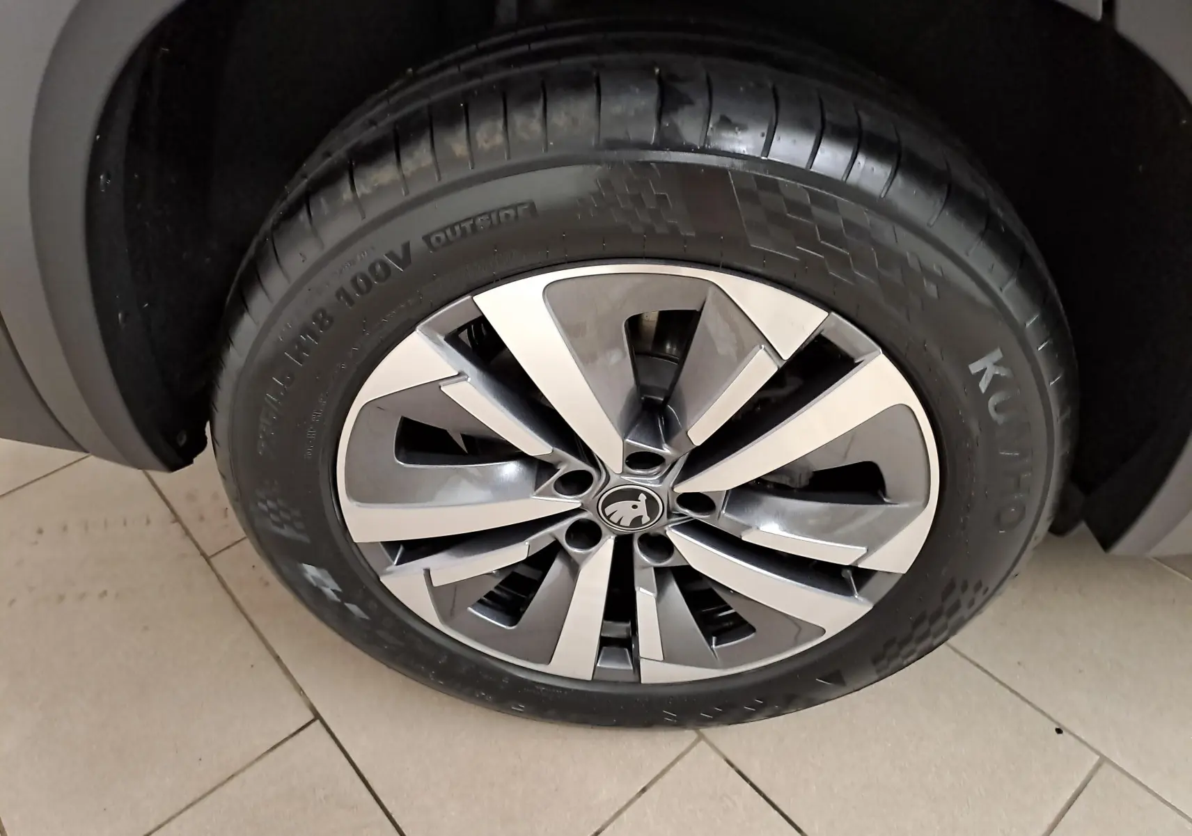Gros plan sur la jante alliage 18'' Soira anthracite du Skoda Kodiaq 2025 en Gris Graphite, avec pneu 235/55 R18 visible.