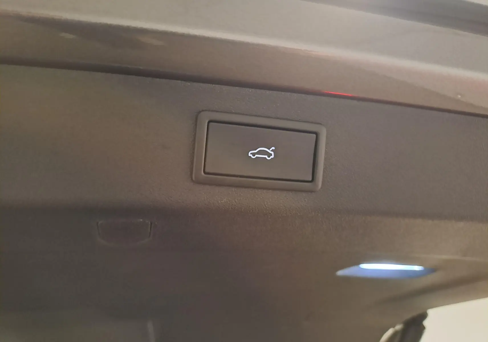 Bouton d'ouverture électrique du hayon visible en gros plan à l'intérieur du coffre du Skoda Kodiaq Gris Graphite.