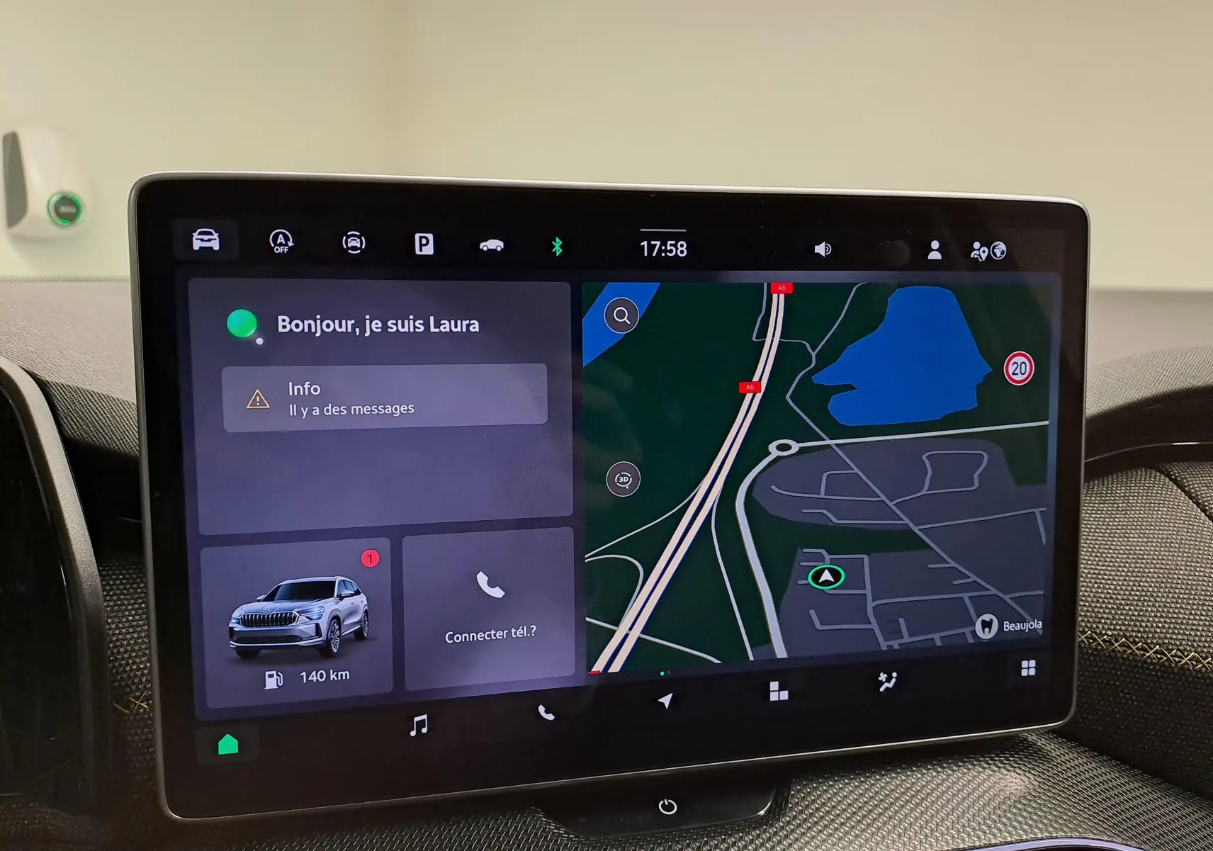 Écran tactile central du Skoda Kodiaq 2025 affichant navigation et assistant vocal dans un intérieur moderne.