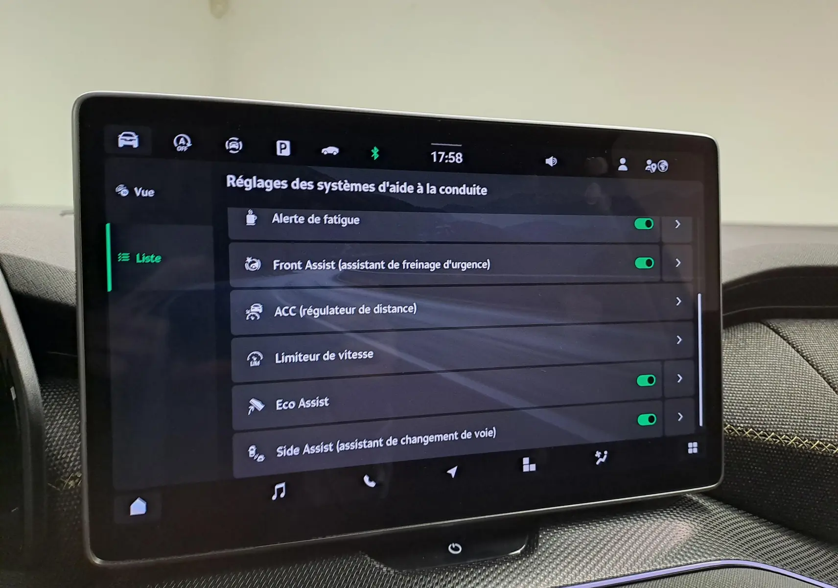 Écran tactile central du Skoda Kodiaq 2025 affichant les réglages des aides à la conduite dans l'habitacle.