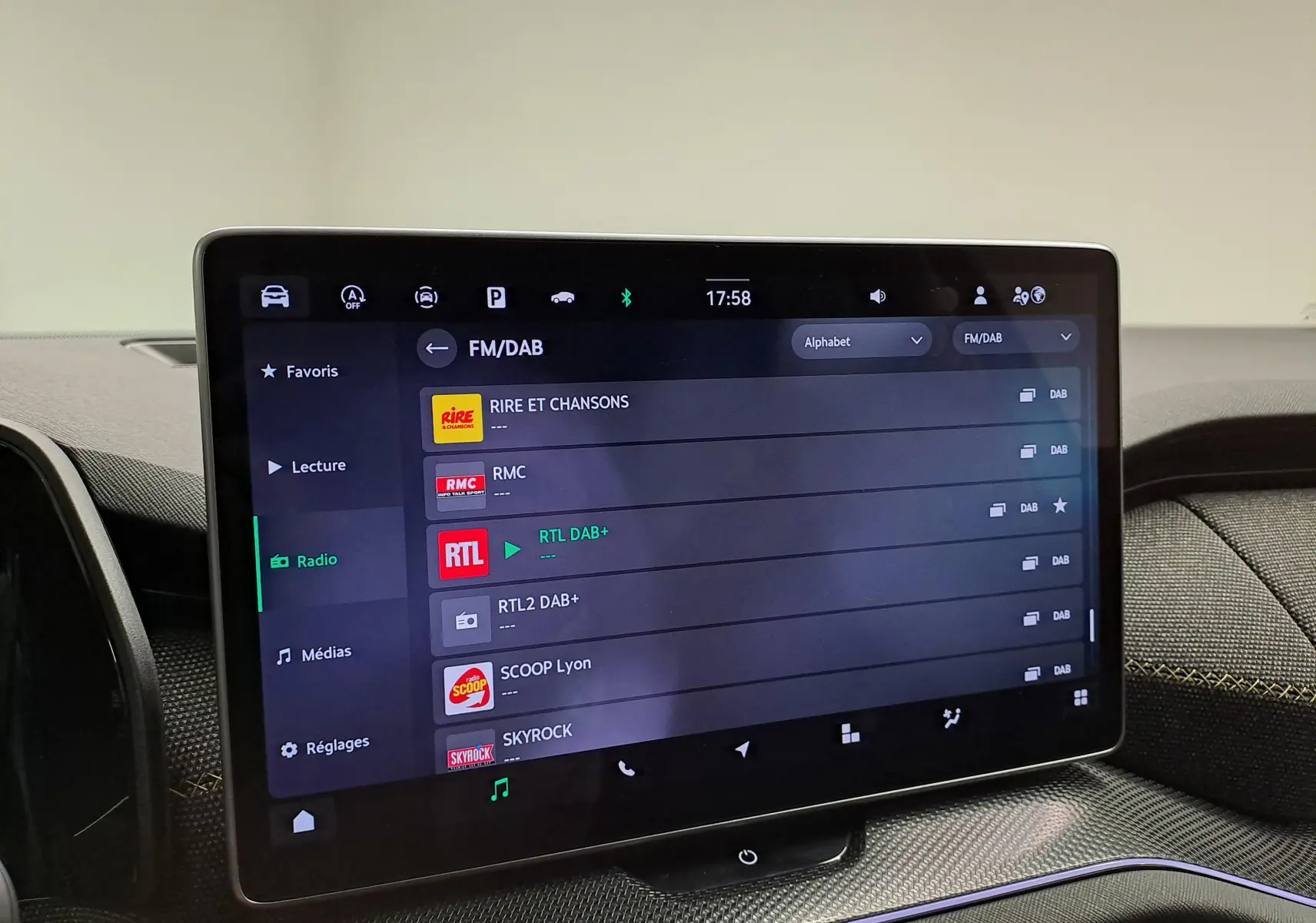 Écran tactile central du Skoda Kodiaq 2025 affichant la liste des radios FM/DAB avec interface moderne.
