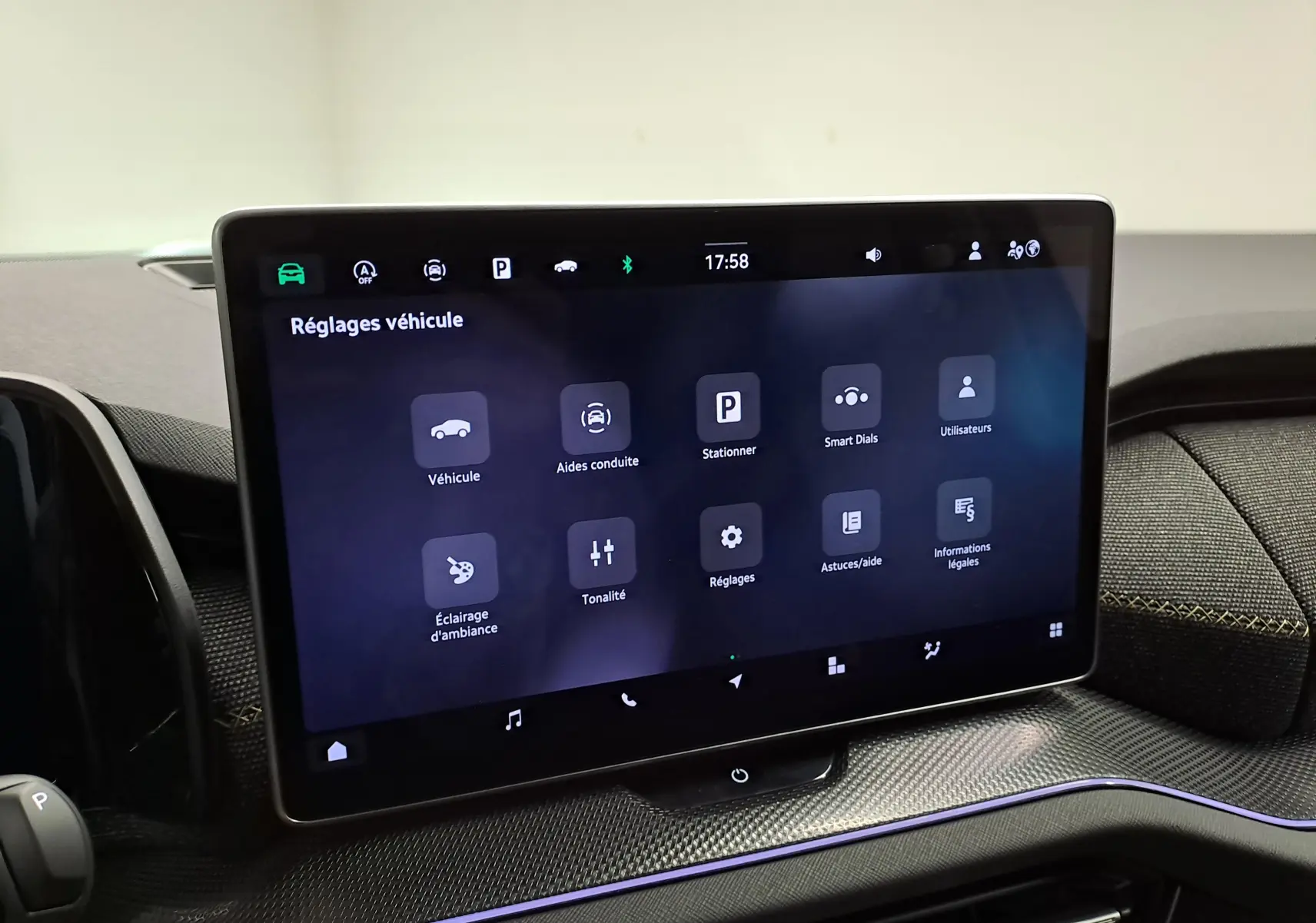 Écran tactile central du Skoda Kodiaq 2025 affichant les réglages véhicule, avec tableau de bord en finition gris graphite.