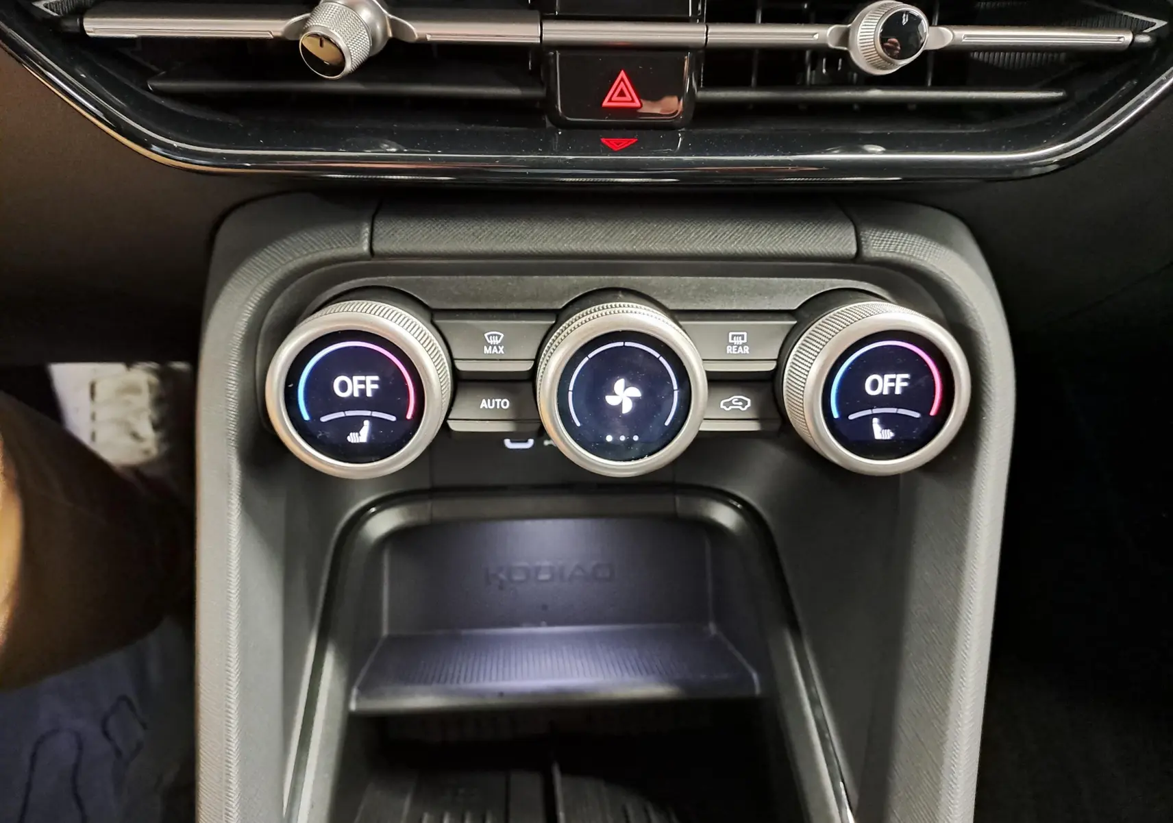 Gros plan sur les commandes de climatisation du Skoda Kodiaq 2025, avec affichage digital et finition noire mate.