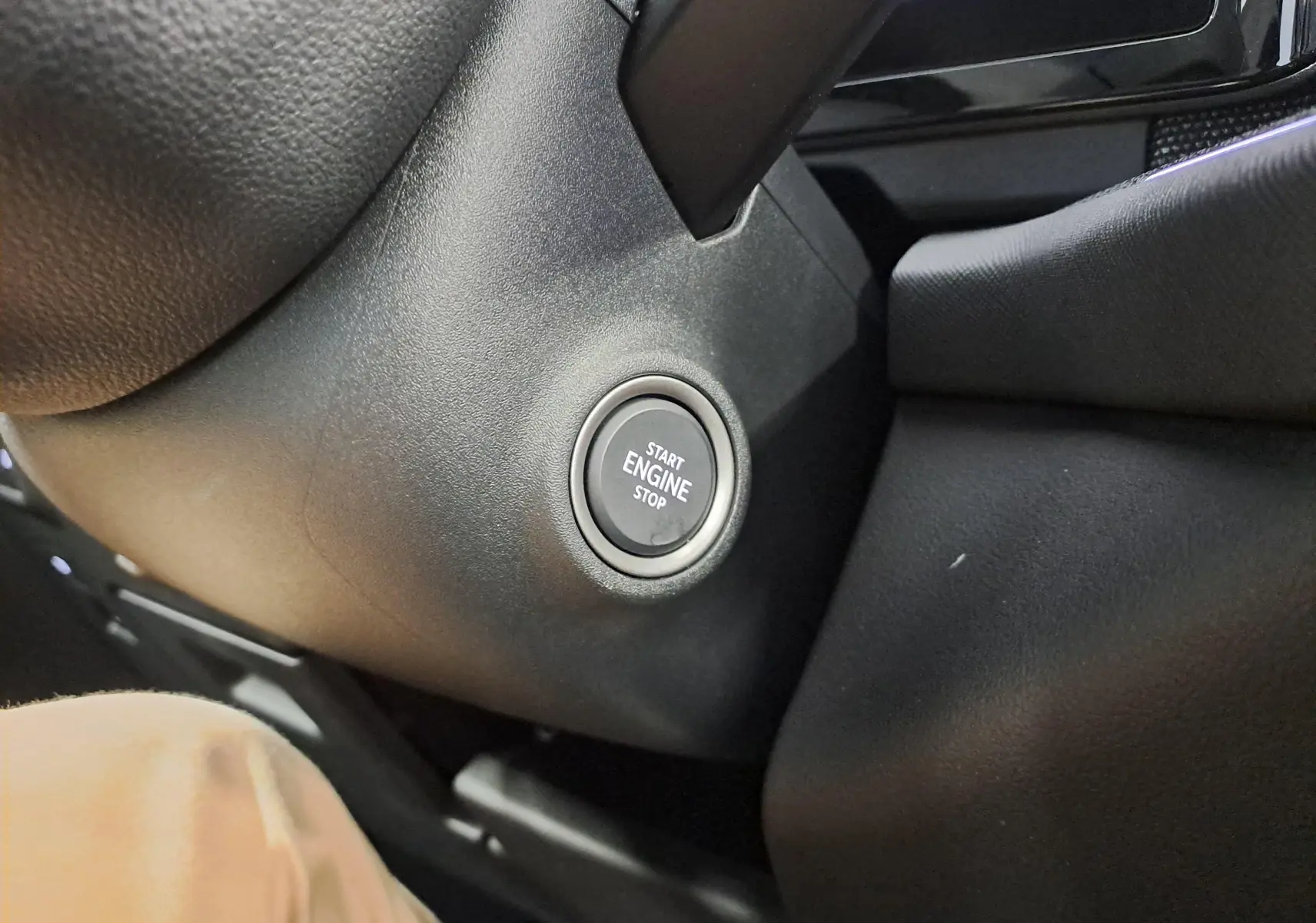 Gros plan sur le bouton start/stop moteur dans l'habitacle noir du Skoda Kodiaq 2025, version 1.5 TSI Gris Graphite.
