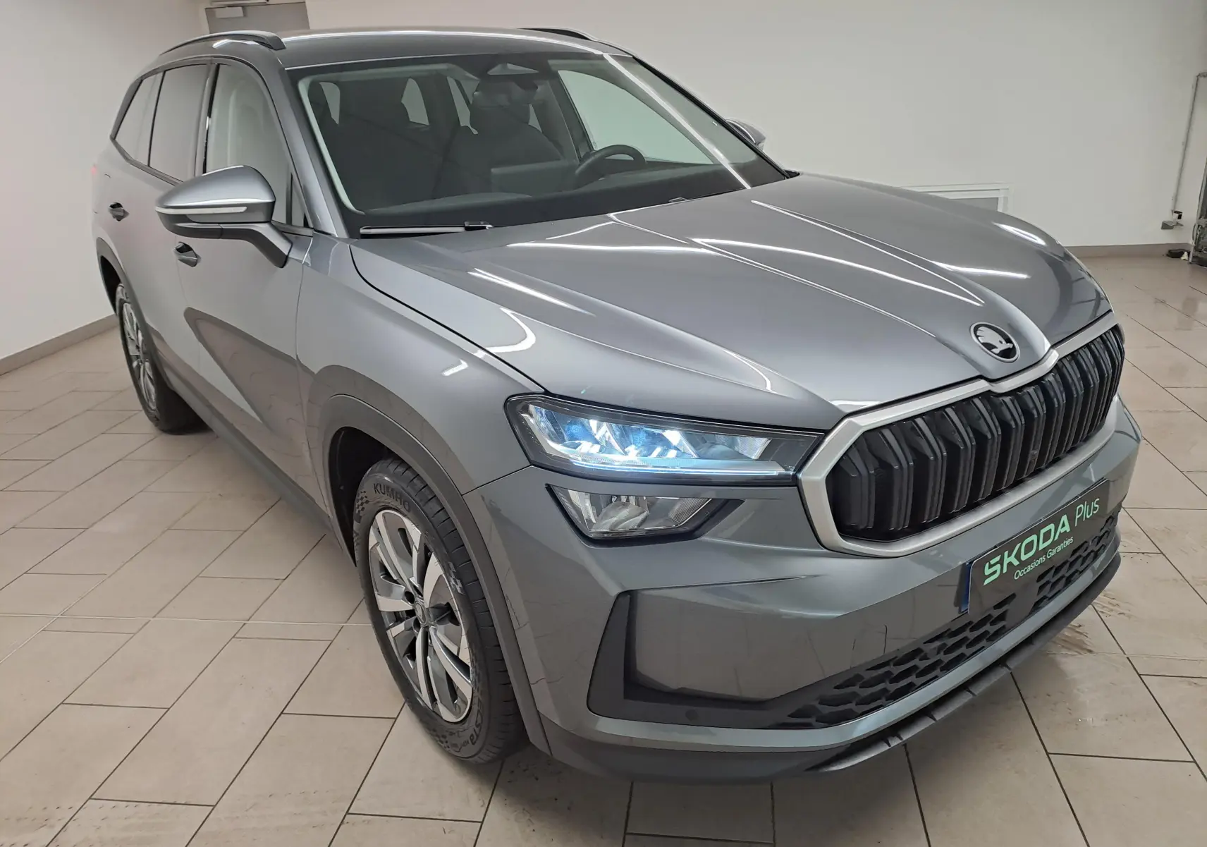 Vue 3/4 avant d’un Skoda Kodiaq gris graphite 2025 avec jantes alliage anthracite et vitres surteintées.