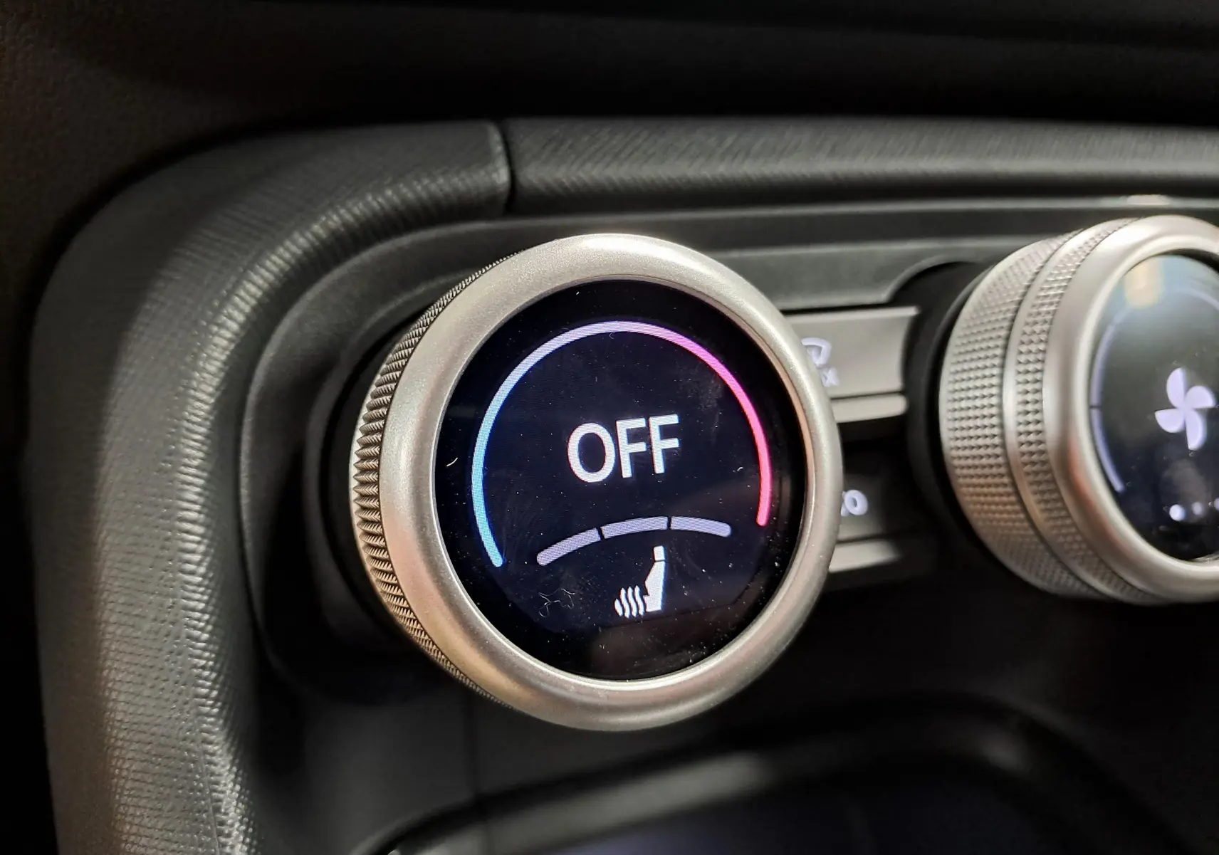 Gros plan sur le bouton de réglage de la climatisation du Skoda Kodiaq 2025, finition gris graphite, affichant "OFF".