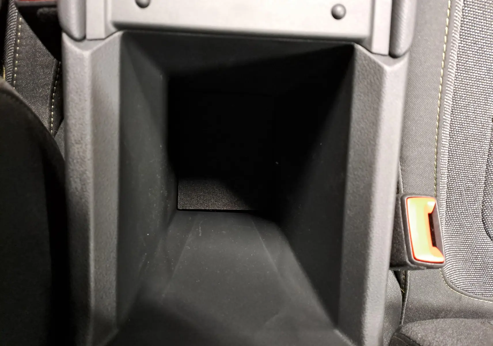 Vue rapprochée de l'accoudoir central ouvert et vide dans l'habitacle du Skoda Kodiaq gris graphite 2025.