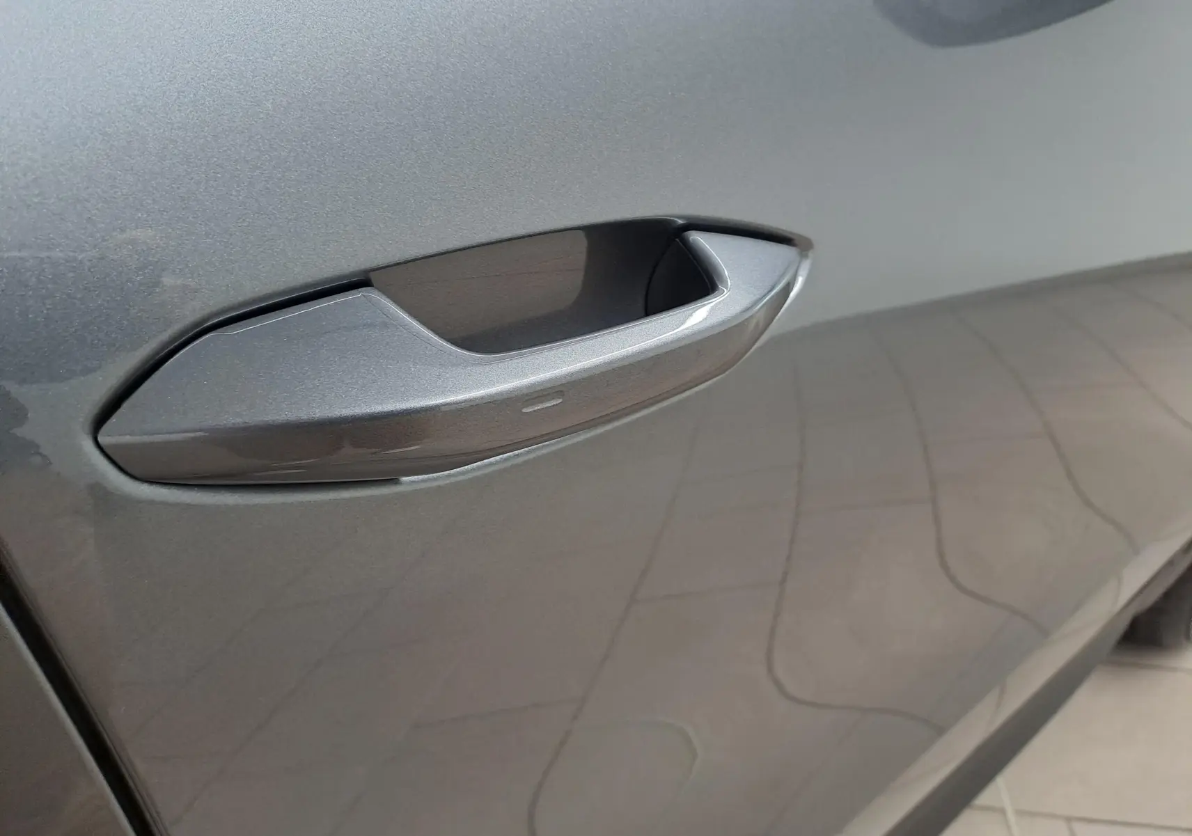 Poignée de porte côté droit du Skoda Kodiaq 2025 gris graphite avec peinture métallisée et finition lisse.