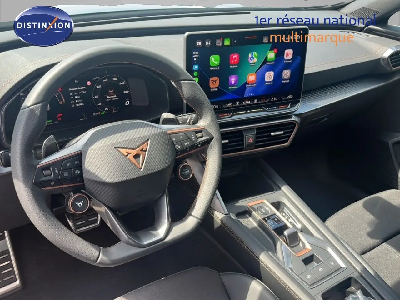 Vue intérieure du poste de conduite de la CUPRA Formentor 1.5 eTSI 150CH avec écran tactile et volant multifonction noir.