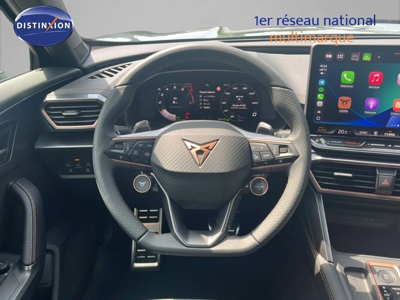 Vue intérieure centrée sur le volant multifonction du CUPRA Formentor 2026 avec tableau de bord numérique et écran tactile.