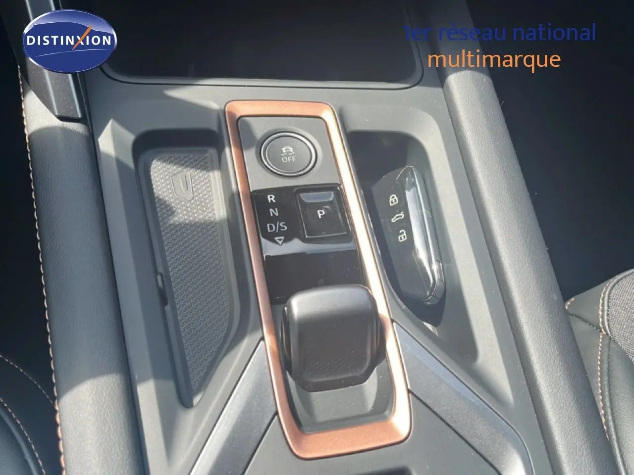 Vue rapprochée de la console centrale du CUPRA Formentor 2026, avec levier de vitesses automatique et clé posée.