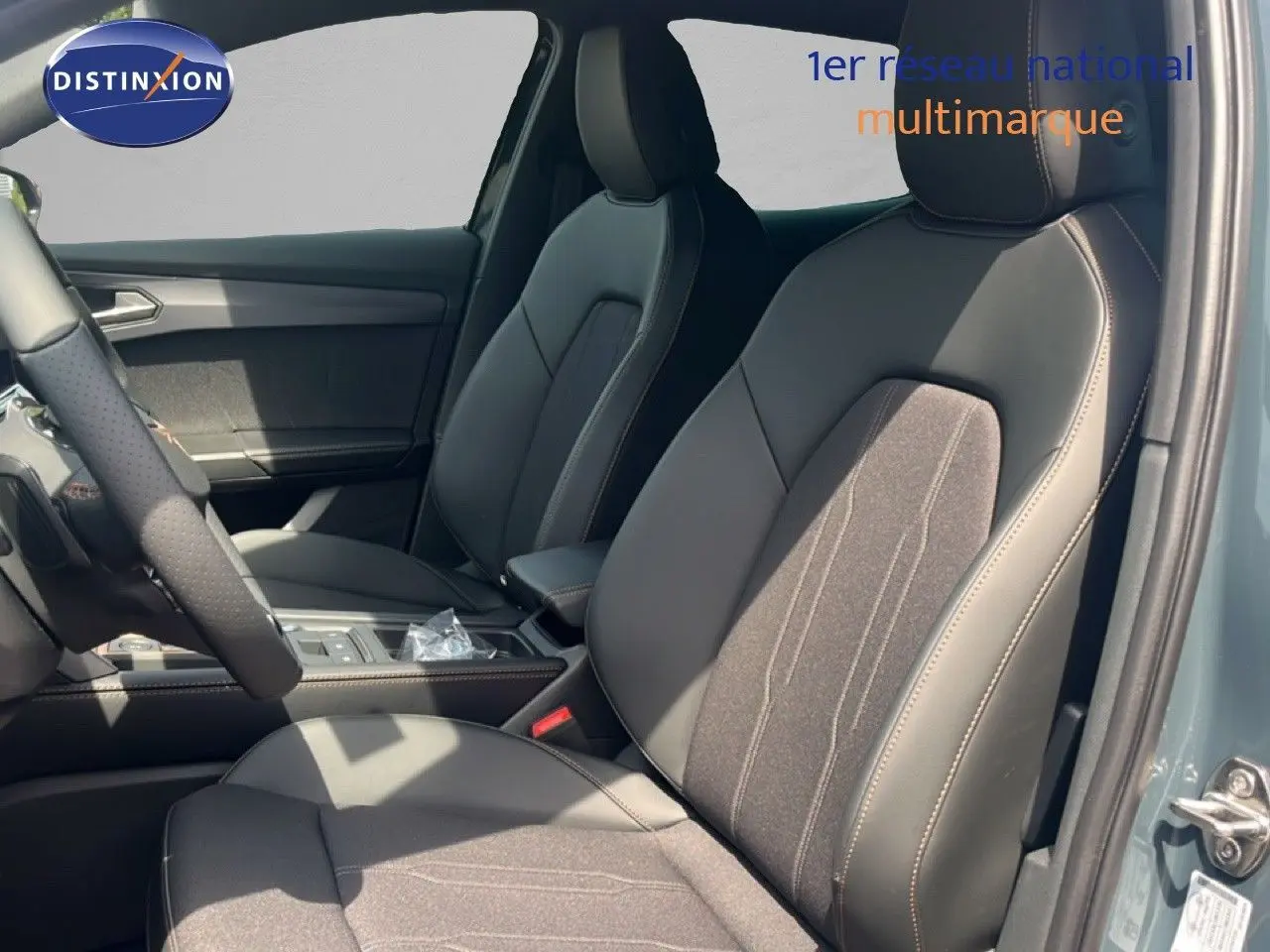 Vue intérieure côté conducteur de la CUPRA Formentor 1.5 eTSI 150CH DSG7 avec sièges en cuir et tissu noir.