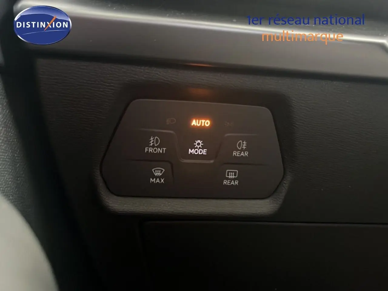 Panneau de commandes d'éclairage intérieur du CUPRA Formentor 1.5 eTSI 150CH DSG7, avec mode auto activé.