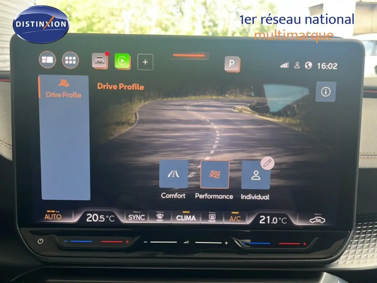 Écran tactile intérieur du CUPRA Formentor 2026 montrant les modes de conduite avec interface moderne et claire.